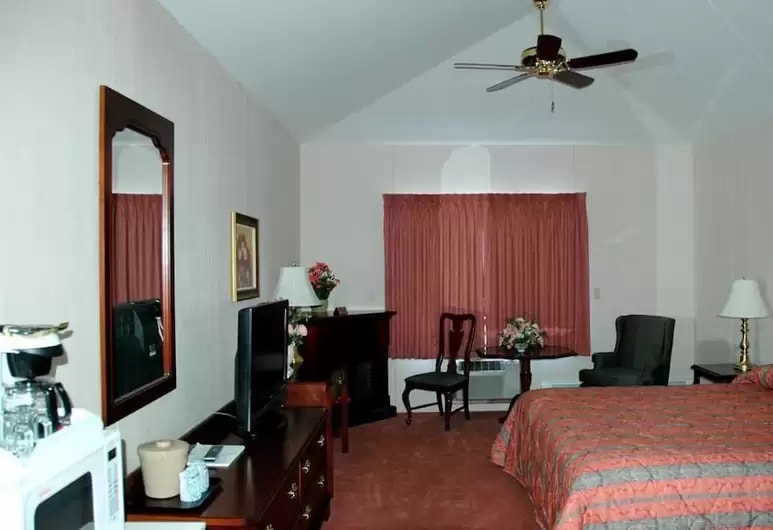Lockport Inn & Suites room  10