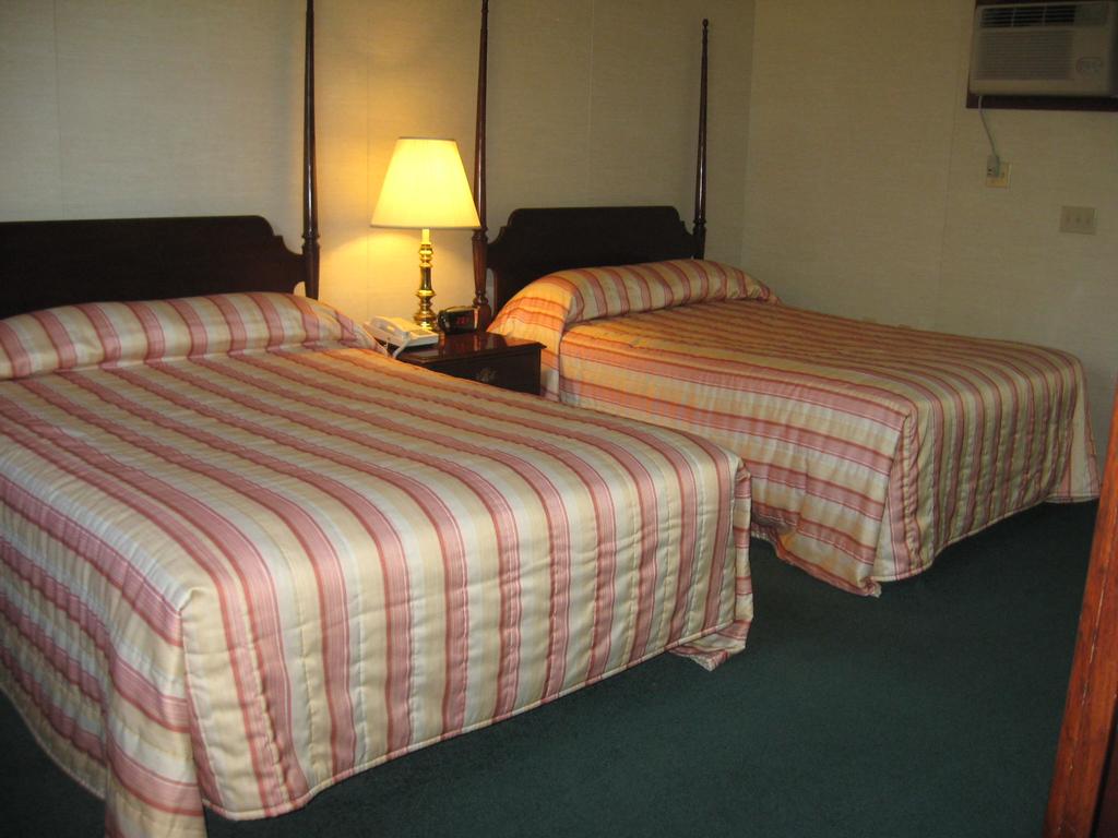 Lockport Inn & Suites room  15